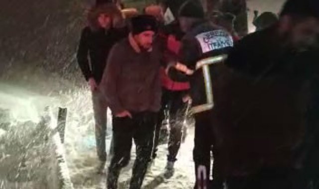 TEM'de bariyerlere çarpan otobüste mahsur kalan yolcular kurtarıldı