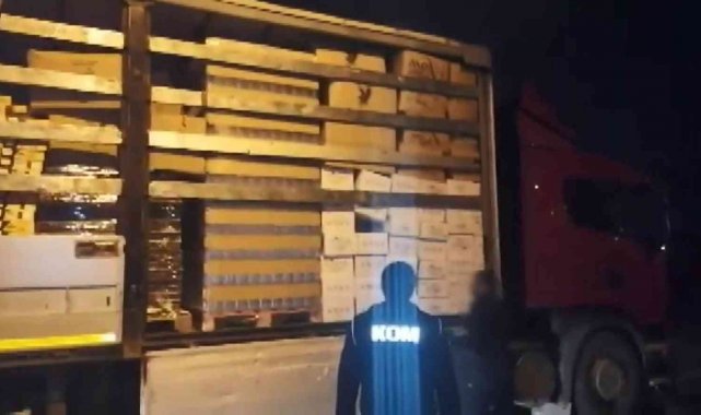 TEM'de durdurulan tırda 1 ton kaçak nargile tütünü ele geçirildi