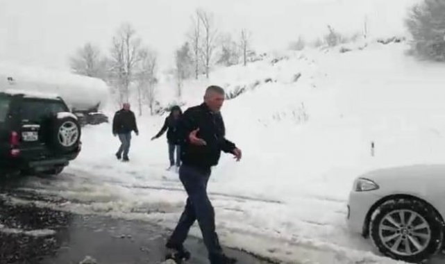 TEM&#039;de kalan araçları, vatandaşlar kendi çabalarıyla kurtardı