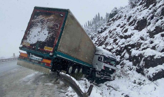 TEM&#039;de kayan tır yoldan çıktı