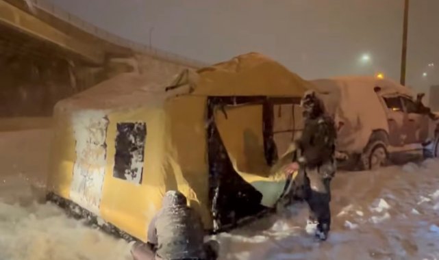 TEM'de mahsur kalan aile yola çadır kurdu