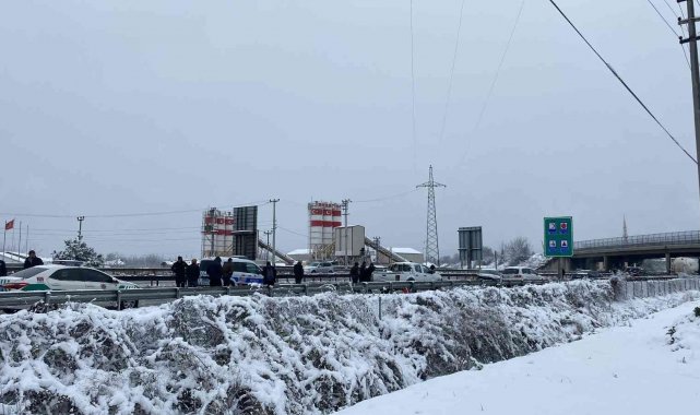 TEM'deki kaza sonrası İstanbul istikametini trafiğe açmak için çalışmalar sürüyor
