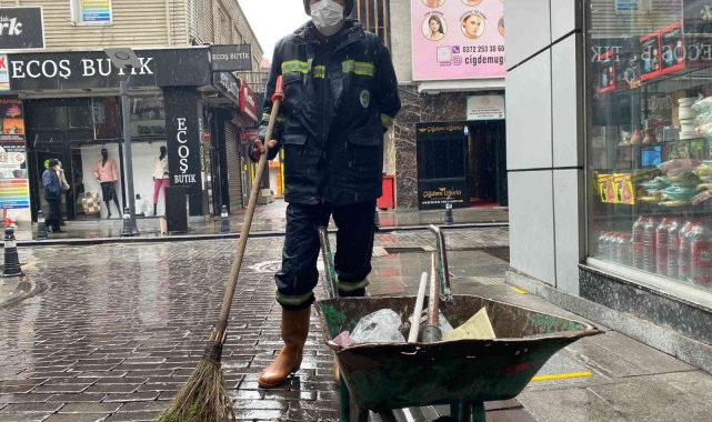 Temizlik görevlisi 4 çocuğun geleceğine destek veriyor