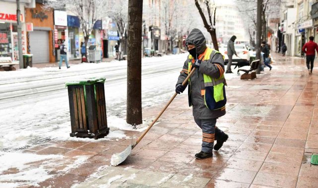 Tepebaşı&#039;nda kar yağışına hızlı müdahale