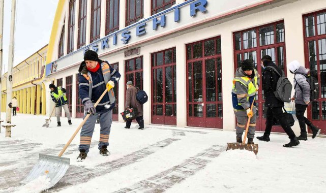 Tepebaşı'nda karla mücadele 7-24 sürüyor