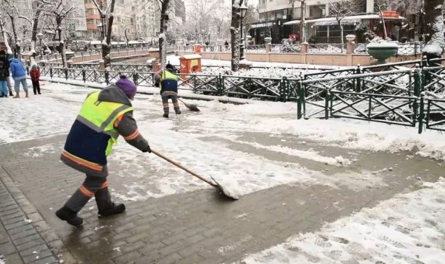 Tepebaşı'nda karla mücadele çalışmaları
