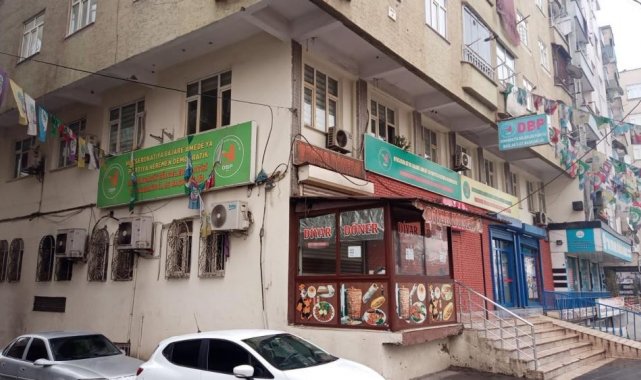 Teröristlere saygı duruşunda bulunan DBP Diyarbakır İl Başkanı Seval Gülmez gözaltına alındı