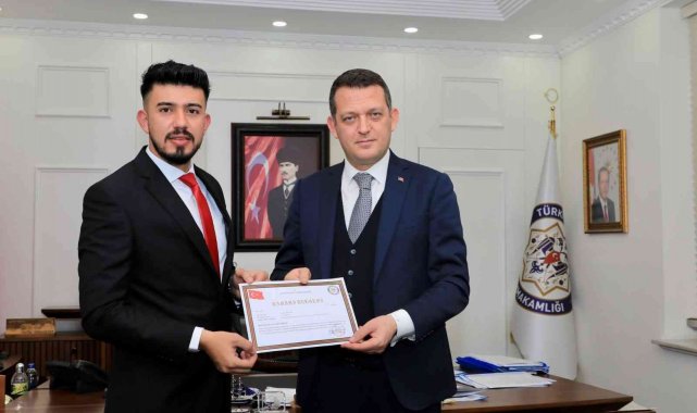 Tesadüfen girdiği eczanede cezai firarisini tek başına yakalayan JASAT personeline ödül