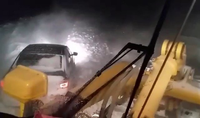 Tipide araçlarıyla mahsur kalan vatandaşları karla mücadele ekipleri kurtardı