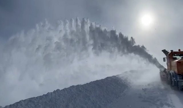 Tipide mahsur kalan biri ambulans 25 araç kurtarıldı