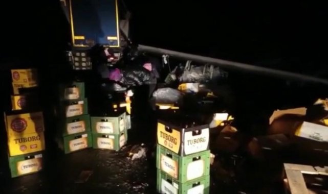 Tır devrildi, yoldan geçenler yardıma koştu