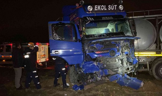 Tır ile hafif ticari araç çarpıştı: 4 yaralı