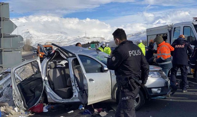 Tır, otomobile çarptı: Anne ile kızı öldü