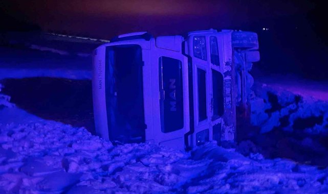 Tır şarampole devrildi, 10 ton süt yola döküldü