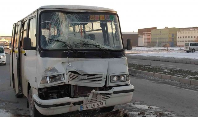 Tıra arkadan vuran işçi servisindeki 4 kişi yaralandı