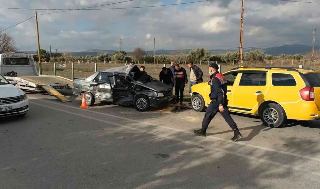 Tıra çarpan otomobil savrularak başka bir araca çarptı: 3 yaralı