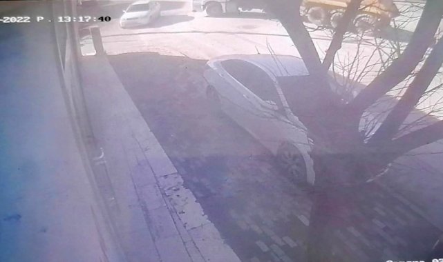 Tıra çarpmamak için manevra yapınca iş yerinin duvarına girdi