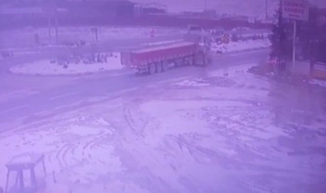 Tırın çarptığı traktör paramparça oldu