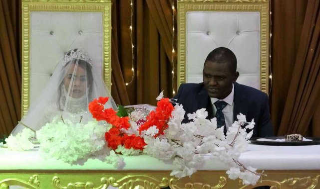 Tokat&#039;ta, Afrikalıların düğün konvoyu görenleri şaşırttı