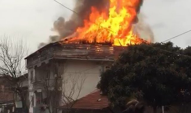 Tokat&#039;ta çatı alev alev yandı