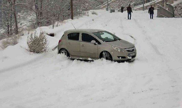 Tokat&#039;ta kaygan yollar sürücüleri zor anlar yaşadı