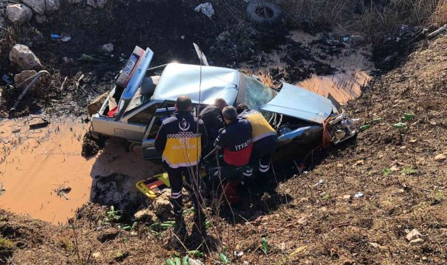 Tokat&#039;ta otomobil sulama kanalına devrildi: 4 yaralı