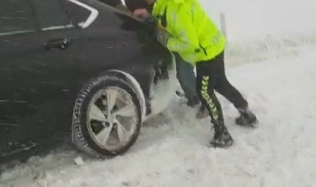 Tokat'ta tipiden dolayı yolda kalan araçlara polisler yardım etti