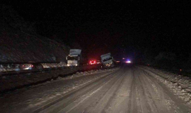 Tokat&#039;ta yol ulaşıma kapatıldı, bir çok araç kara saplandı