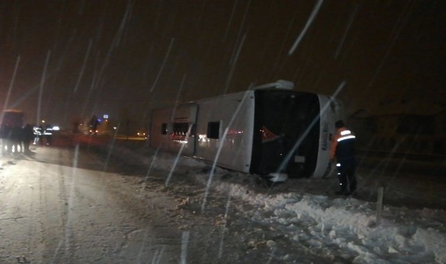 Tokat&#039;ta yoldan çıkan otobüs devrildi: 13 yaralı