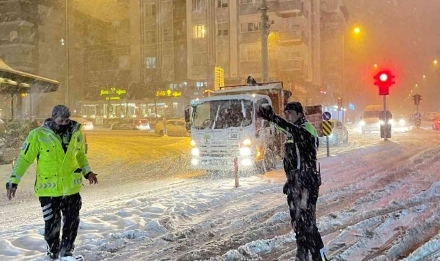 TOMA'lar kar küredi, trafik polisleri yolda kalan araçlara yardım etti