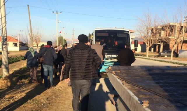 Toplu taşıma minibüsü traktöre çarptı: 4 yaralı