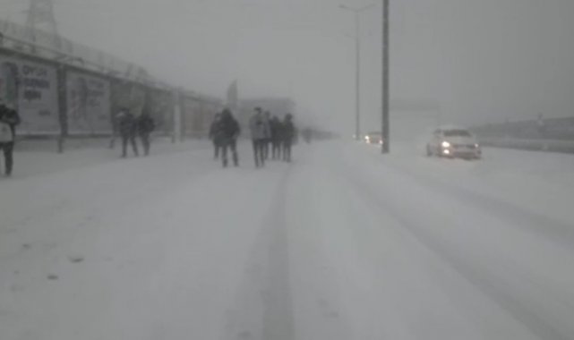 Toplu taşımaya binemeyen vatandaşlar E-5 yol kenarında yürüyerek ilerledi