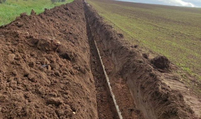 Toprak altındaki su borularını çıkarırken yakalandı