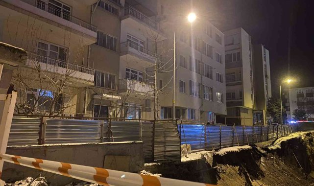 Toprak kayması iki apartmanı boşalttırdı