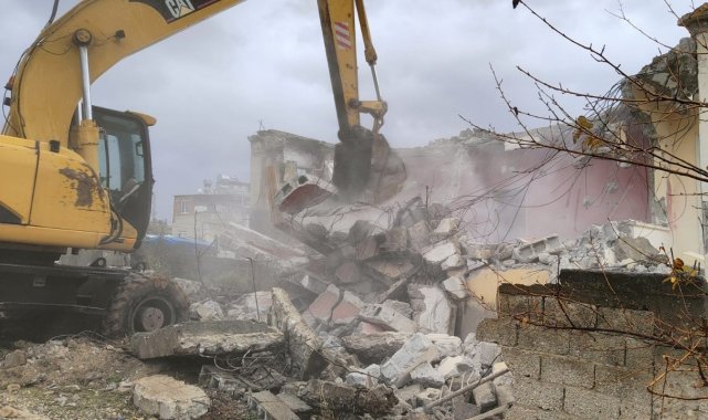 Toroslar'da tehlike oluşturan metruk binalar yıkılıyor