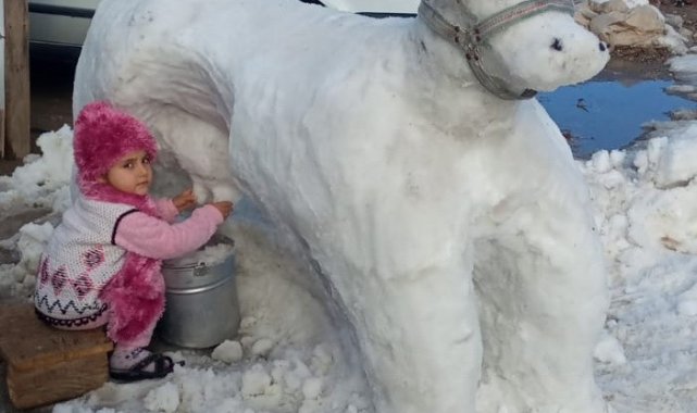 Torununa kardan inek yaptı