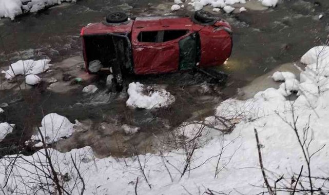 Trabzon'da buzlanan yolda pikap dereye uçtu: 1 yaralı