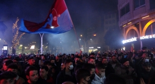 Trabzonsporlu taraftarlar sokağa döküldü