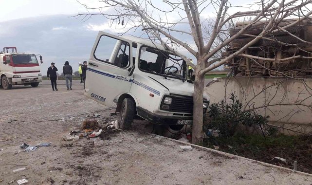 Trafik kazasında kamyonet ikiye bölündü