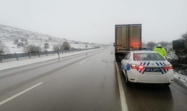 Trafik polisleri yolda kalan vatandaşların imdadına koştu