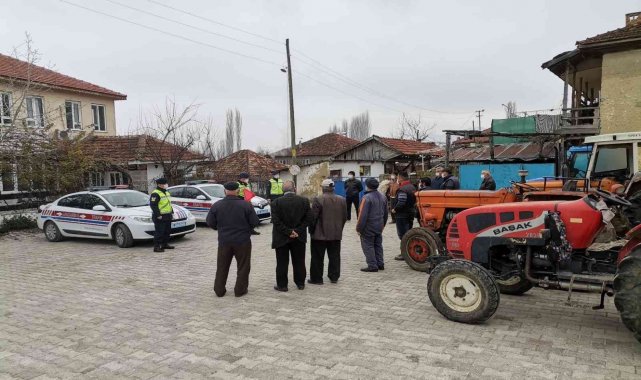 Traktör sürücülerine reflektör dağıtılarak önemi anlatıldı
