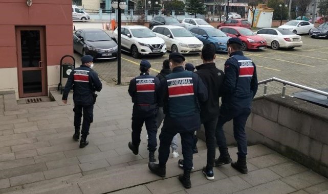 Traktörün arkasına takarak götürdüler