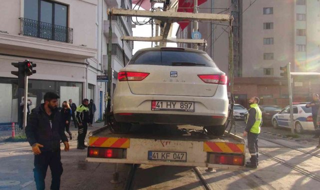 Tramvay ile otomobil çarpıştı, otomobilin içerisindeki 2 vatandaş yaralandı