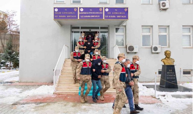 Tren raylarını oksijen tüpüyle kesip çalan 8 şüpheli yakalandı