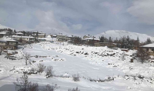 Tufanbeyli&#039;de kar hayatı felç etti