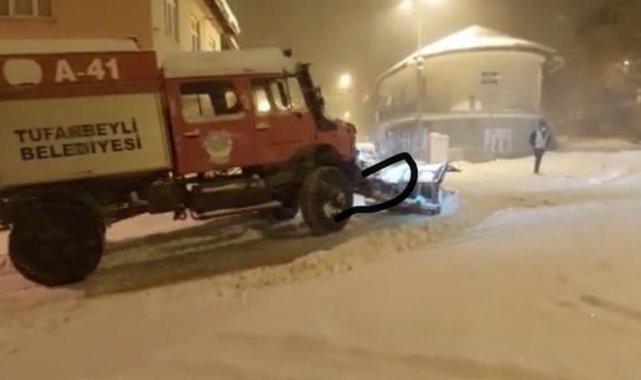 Tufanbeyli'de mahsur kalan sürücünün imdadına belediye ekipleri yetişti