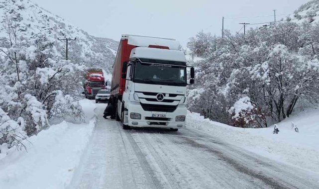 Tunceli-Erzincan karayolu zincirsiz tır geçişlerine kapatıldı