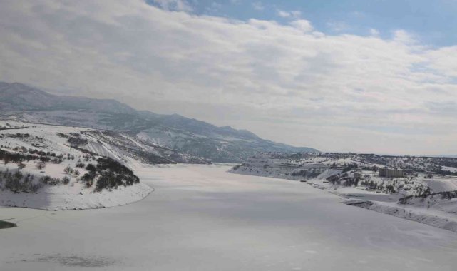 Tunceli&#039;de baraj gölü dondu