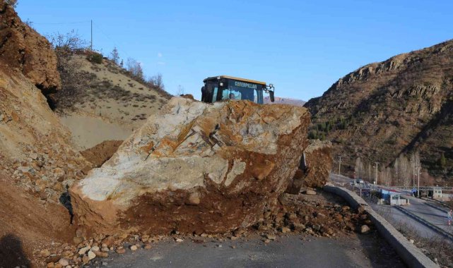 Tunceli'de dağlardan düşen kayalar yolu trafiğe kapattı