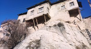 Tunceli'de dev kayaların üzerine yapılan evler görenleri hayran bırakıyor